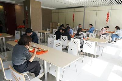 探索公益新路徑 奉賢民營(yíng)企業(yè)為何“倒貼錢(qián)”運(yùn)營(yíng)社區(qū)食堂？